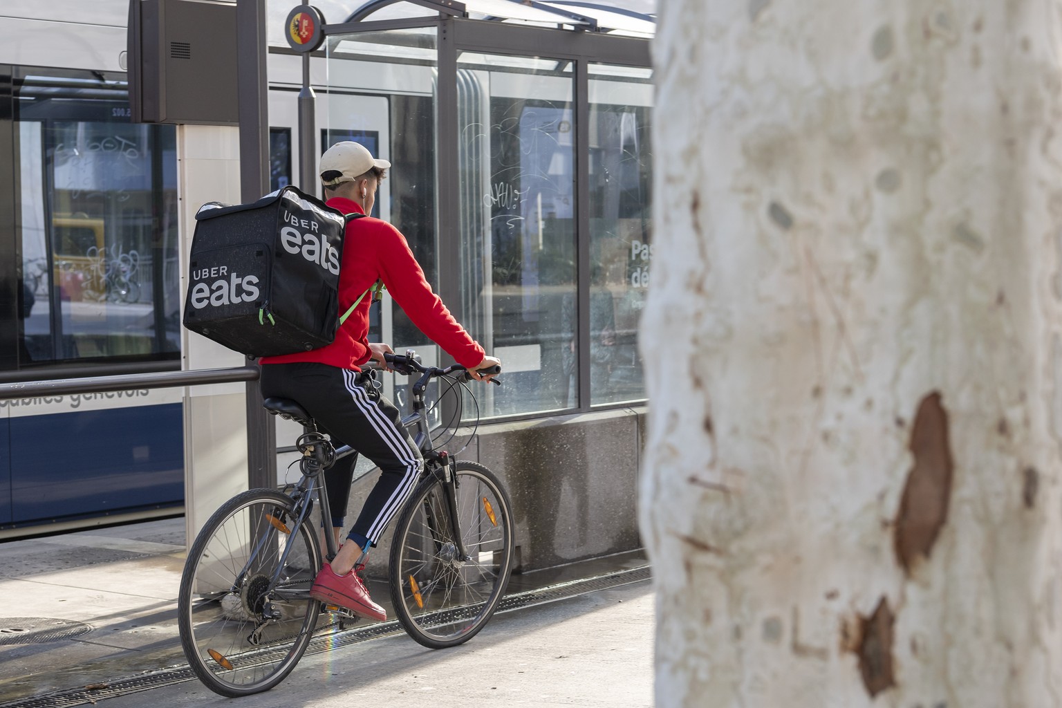 Un coursier a velo de la societe Uber Eats entrain de livrer des repas a domicile, photographie, ce samedi 26 janvier 2019 a Geneve. La livraison de repas par Uber Eats couvre la ville de Geneve et se ...