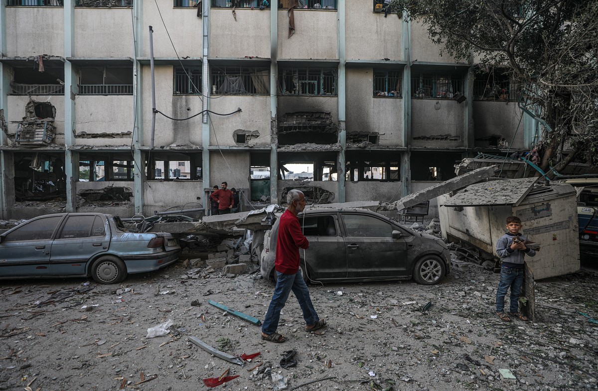 epa12136525 Internally displaced Palestinians inspect the rubble at the Al Jerjawi school following an Israeli airstrike in the Al Daraj neighborhood of Gaza City on 26 May 2025. According to the Pale ...