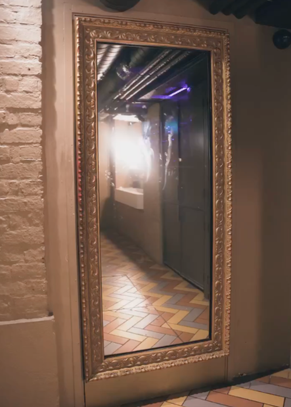Auriez-vous remarqué ce miroir dans des toilettes publiques?