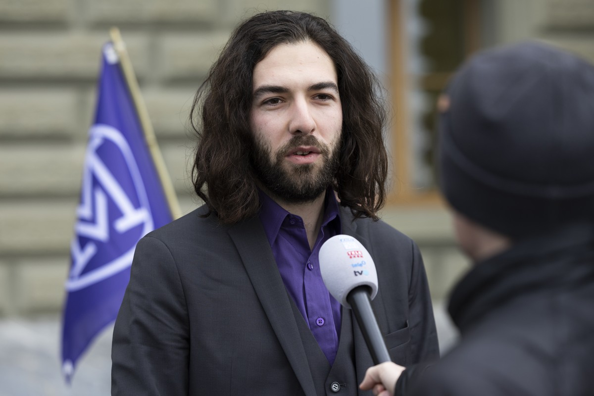 Nicolas Rimoldi, Praesident "Mass Voll" gibt ein Interview, bei der Einreichung des Referendums gegen das Covid-Gesetz, am Donnerstag, 30. Maerz 2023 in Bern. (KEYSTONE/Peter Klaunzer)