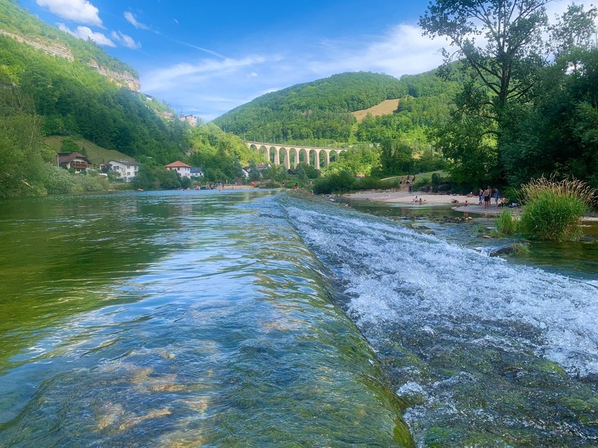 Herrlicher Blick vom Wasserfall bis zur Eisenbahnbrücke.