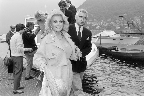 Die ungarische Schauspielerin Zsa Zsa Gabor und ihr Ehemann Frederic von Anhalt verlassen am 21. Juni 1991 in Como, Italien ein Boot. (KEYSTONE/Str)