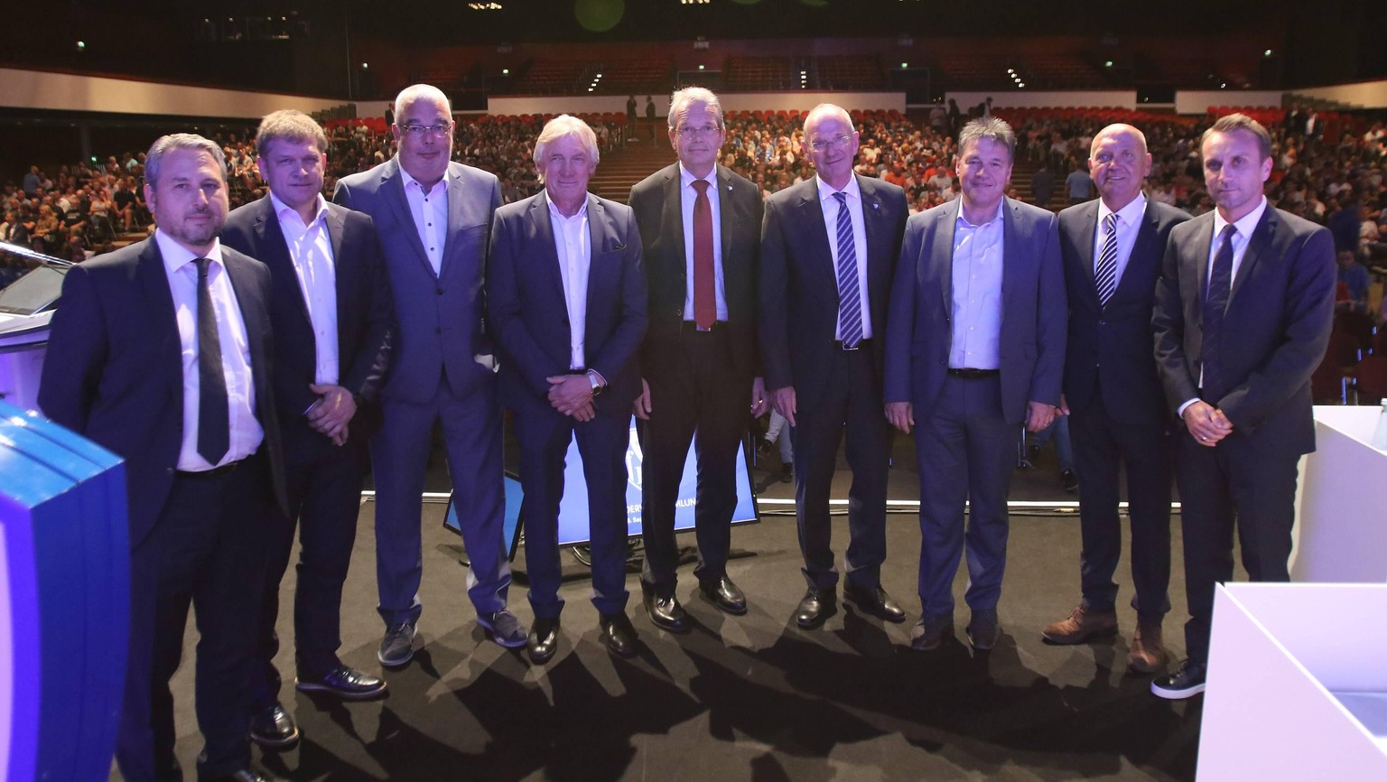 Das Praesidium des VfL Bochum: Ilja Kaenzig (Geschaeftsfuehrer), Martin Kree, Martin Volpers, Franz-Josef Tenhagen, Andreas Eickhoff, Hans-Peter Villis (Vorsitzender), Uwe Tigges, Volker Goldmann und  ...