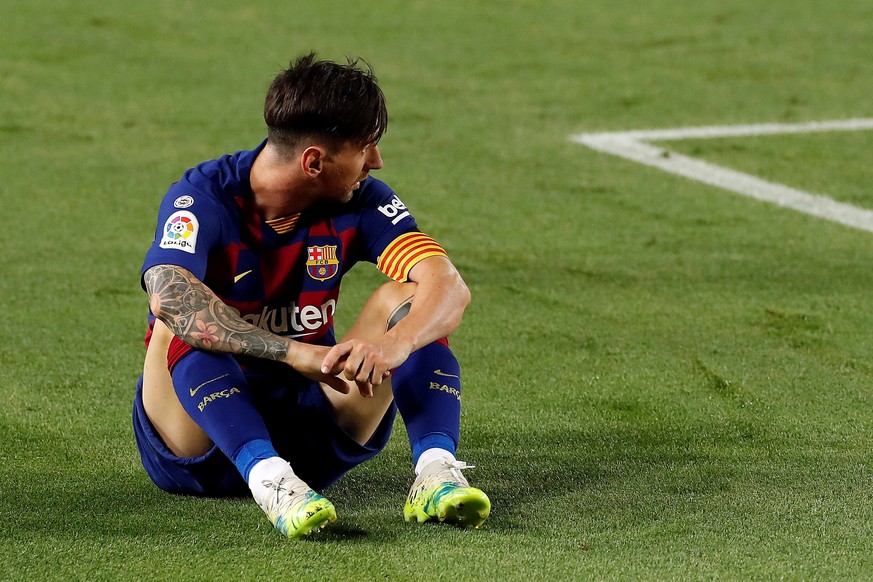 epa08535564 FC Barcelona's Leo Messi during the Spanish LaLiga soccer match between FC Barcelona and RCD Espanyol at Camp Nou stadium in Barcelona, north-eastern Spain, 08 July 2020. EPA/ALBERTO ...