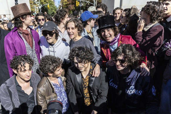Am Sonntag trafen sich zahlreiche Menschen, um den besten Doppelgänger von Timothée Chalamet zu küren. Einige der Chalamet-Doppelgänger verkleideten sich als Willy Wonka oder Bob Dylan.
