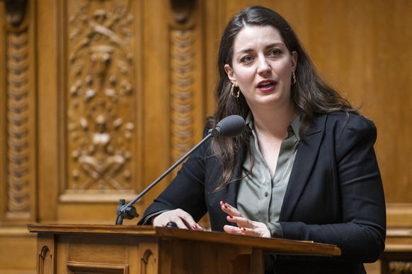 Leonore Porchet, GP-VD, stellt eine Frage zu ihrer parlamentarische Initiative, die verlangt, dass Abtreibungen aus dem Strafgesetzbuch gestrichen werden, an der Fruehjahrssession der Eidgenoessischen ...