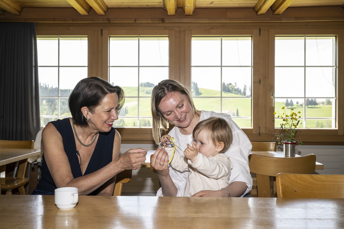 Staatssekretaerin Christine Schraner Burgener, Direktorin des Staatssekretariats fuer Migration (SEM), links, spricht Maryna Hryshai und ihrer Tocher, einer ukrainische Familie im Kinderdorf Pestalozz ...