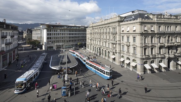 ZUM ZUERCHER PARADEPLATZ, SYNONYM DES FINANZPLATZES SCHWEIZ, STELLEN WIR IHNEN HEUTE, DONNERSTAG, 24. NOVEMBER 2016, FOLGENDES BILDMATERIAL ZUR VERFUEGUNG --- Paradeplatz Square with the headquarter o ...