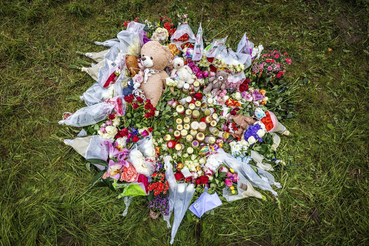 Eine Gedenkstaette mit Pl�schtieren, Blumen und Kerzen an einem Waldrand in der N�he des Sch�tzenhaus Berikon, am Dienstag, 13. Mai 2025 in Berikon AG. Eine 14-J�hrige soll am Sonntagnachmittag in Ber ...