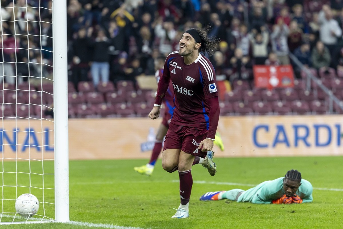 Enzo Crivelli (SFC), left, celebrates the goal of his teammate, past goalkeeper Timothy Fayulu (SIO), right, during the Super League soccer match of Swiss Championship between Servette FC, SFC, and FC ...
