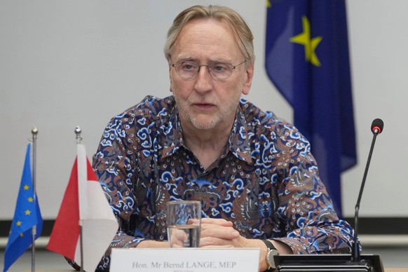 FILE - Chairman of European Parliament's Committee on International Trade (INTA) Bernd Lange attends a news conference in Jakarta, Indonesia, Wednesday, April 16, 2025. (AP Photo/Tatan Syuflana,  ...