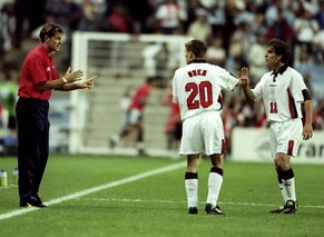 Michael Owen und&nbsp;Gary Neville erhalten an der WM 1998 Instruktionen von Nationaltrainer Glenn Hoddle.