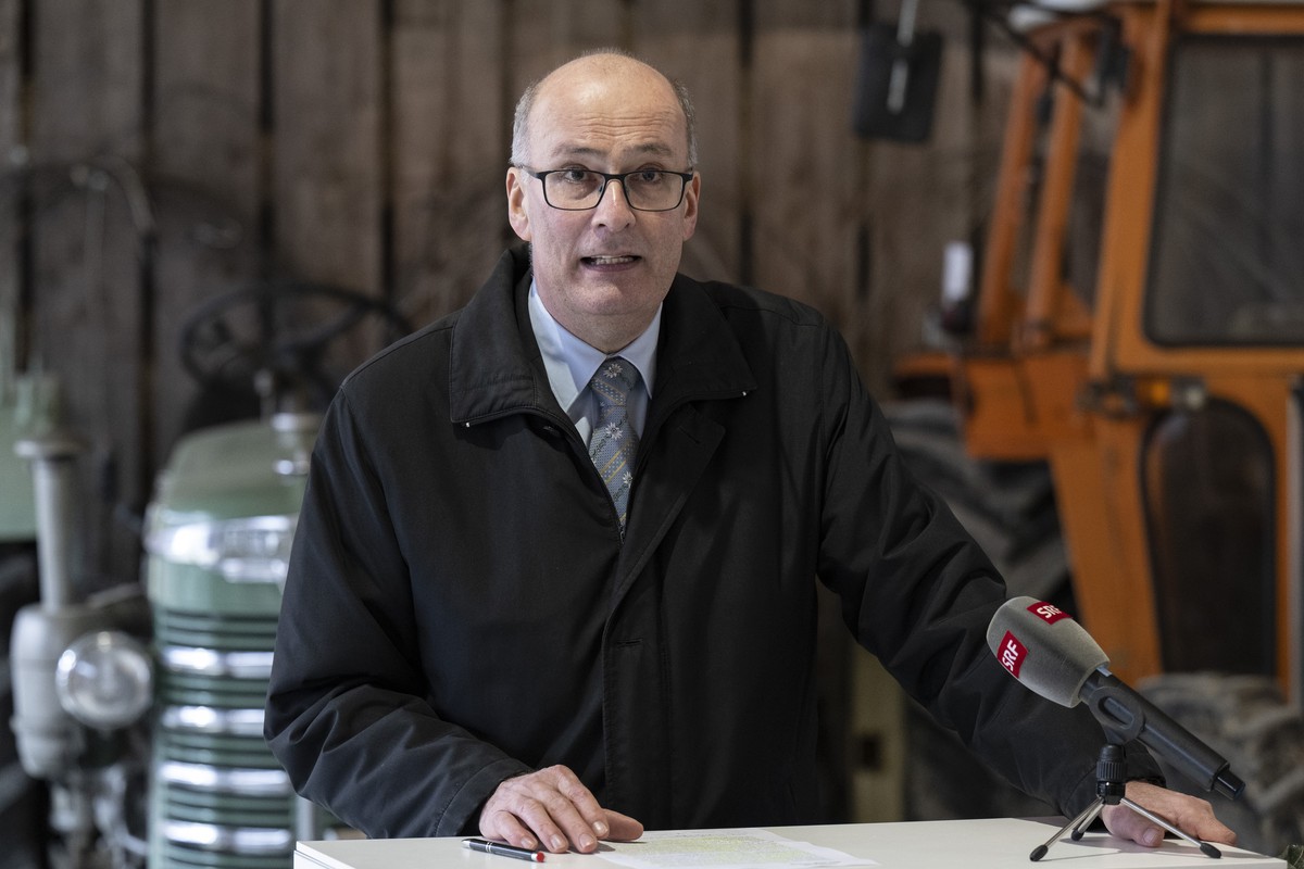 Markus Ritter, Praesident des Schweizer Bauernverbands und Nationalrat, die Mitte-SG, rechts, spricht an der Jahresmedienkonferenz des Schweizer Bauernverbands, am Dienstag, 3. Januar 2023, in Gerzens ...