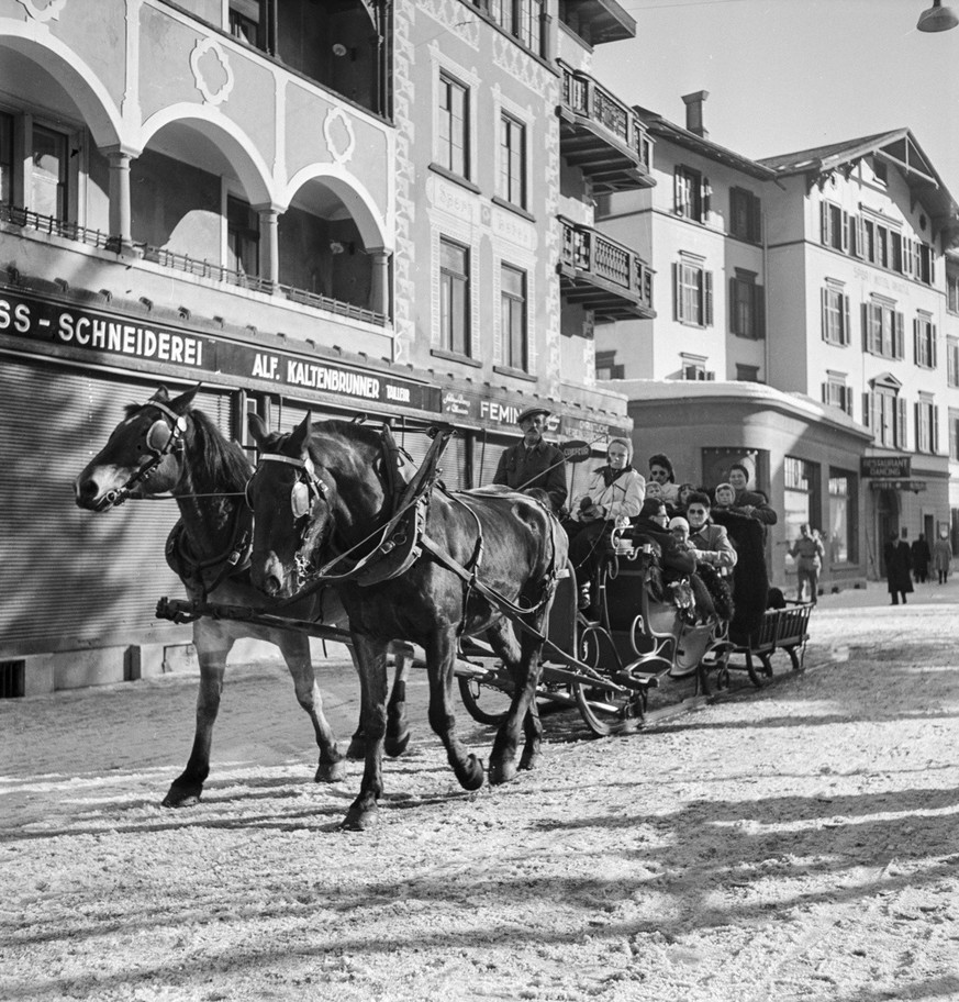 Tourists in a horse-drawn sleigh in Davos, Graubünden, taken in February 1945. (KEYSTONE/PHOTOPRESS ARCHIVE/Milou Steiner)