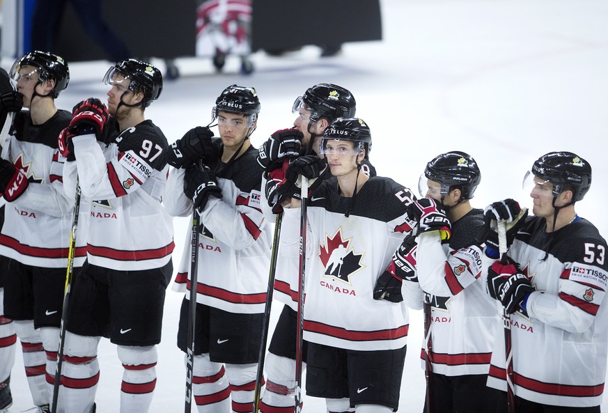 epa06752640 Canada react after the IIHF World Championship bronze medal ice hockey match between Canada and USA in Royal Arena in Copenhagen, Denmark, Sunday, May 20, 2018. EPA/LISELOTTE SABROE DENMAR ...