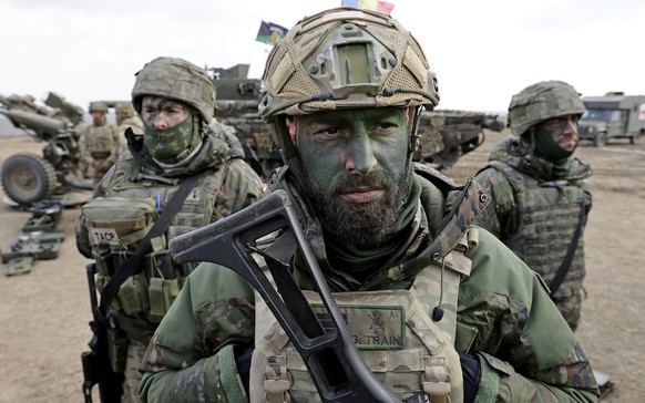 epa11907733 A Spanish reconnaissance serviceman from NATO&#039;s Allied Reaction Force (ARF) takes part in the NATO Exercise Steadfast Dart 25 at the Romanian camp in Smardan, near Galati, Romania, 19 ...