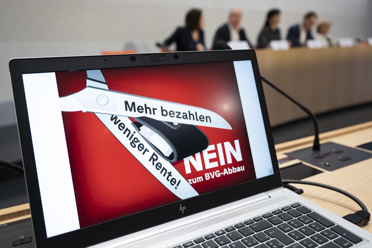 Das Plakat "Nein zum BVG-Abbau" wird auf einem Bildschirm angezeigt, waehrend einer Medienkonferenz ueber den Start der Unterschriftensammlung gegen die Pensionskassen-Rentensenkung duch die ...