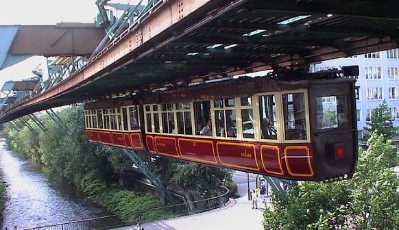 Das ist ein sogenannter Kaiserwagen aus dem Jahr 1900. Sie werden heute noch für Sonderfahrten benutzt. Aus einem solchen Gefährt sprang Tuffi anno 1950.