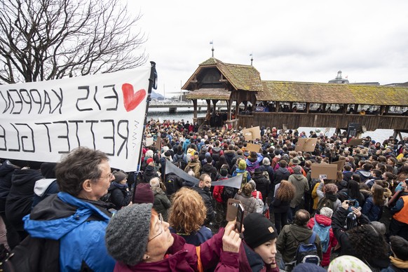 Students protest during a &#039;Youth For Climate&#039; strike urging pupils to skip classes to protest a lack of climate awareness in Lucerne, Switzerland, 15 march 2019. (KEYSTONE/Urs Flueeler) Mehr ...