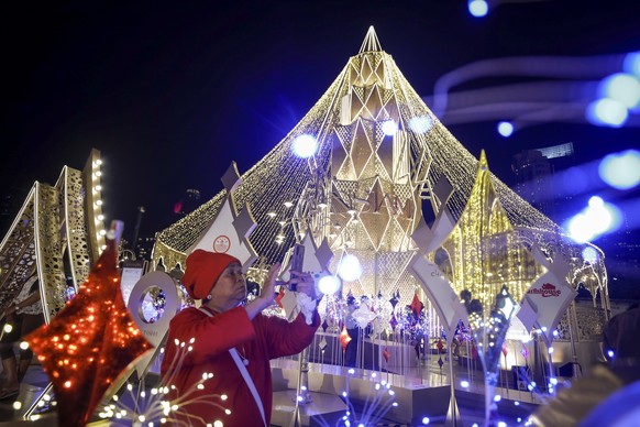 epa10281601 People visit the Bangkok Illumination 2022 show at ICONSIAM shopping mall in Bangkok, Thailand, 02 November 2022. The theme of this year?s show is ?Smart Solar Christmas Light,? with its c ...