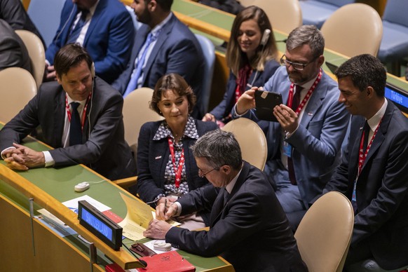 President of the Confederation and Minister of Foreign Affairs Ignazio Cassis, bottom right, fills out the ballot next to Pascale Baeriswyl, Ambassador and Permanent Representative of Switzerland to t ...