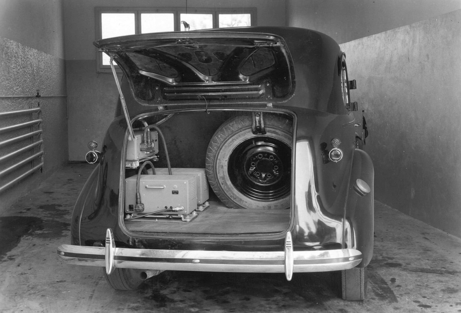 Die Technik des Radiovox-Systems füllte den halben Kofferraum. Aufnahme aus den 1950er Jahren.