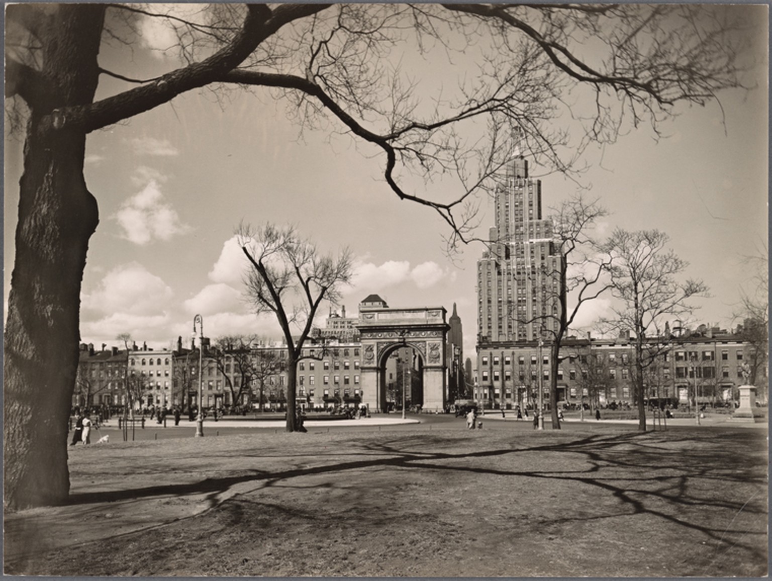 1936: Rechts des Triumphbogens ragt das One Fifth Avenue Gebäude in die Höhe.