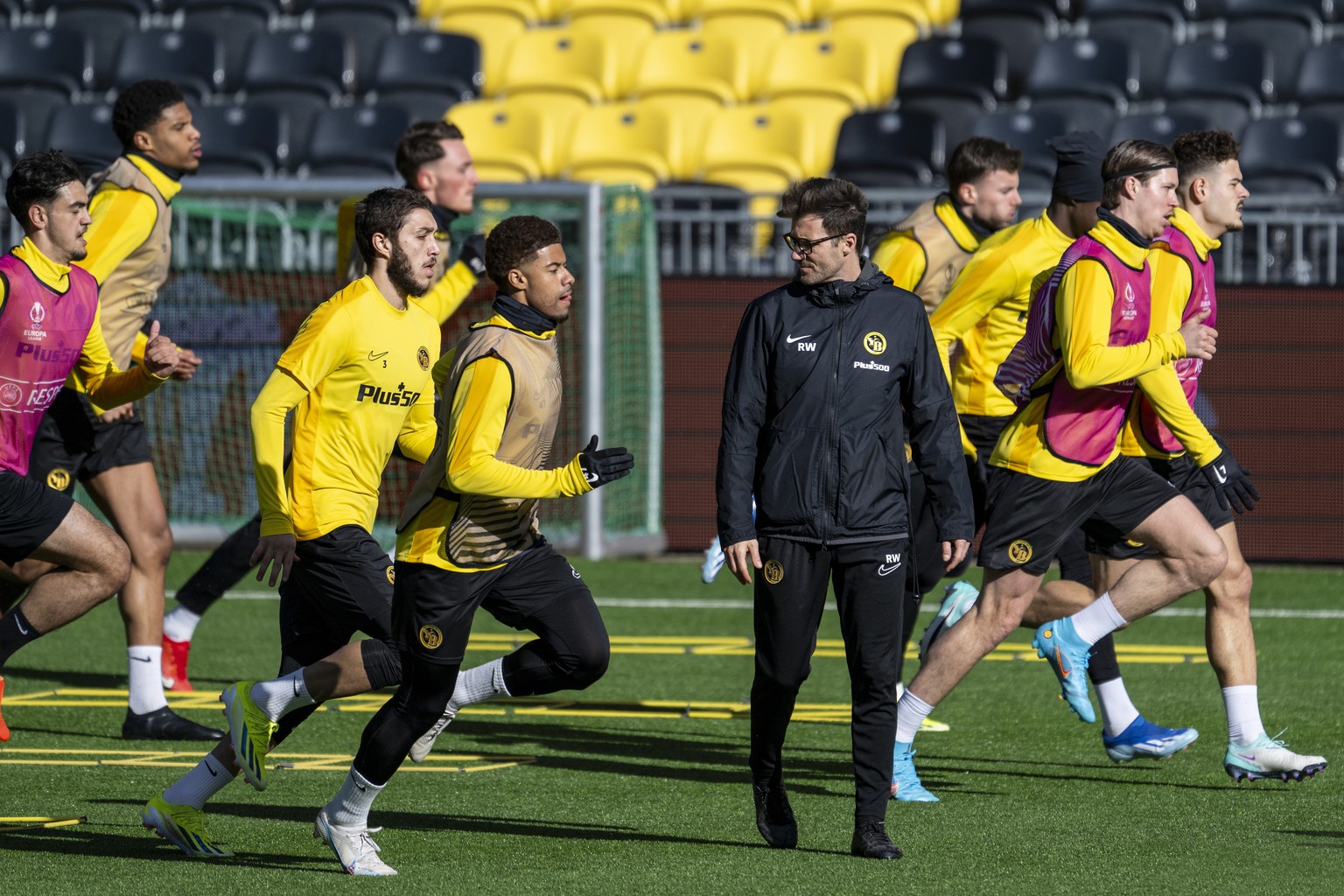 epa11151788 YB&#039;s head coach Raphael Wicky (C) looks on during a training session at the Wankdorf stadium in Bern, Switzerland, 14 February 2024. BSC Young Boys will face Sporting CP in their UEFA ...