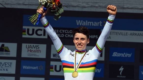 IMAGO / Belga

Swiss Jan Christen , winner of the gold medal pictured on the podium of the men s junior race at the World Championship, WM, Weltmeisterschaft cyclocross cycling in Fayetteville, Arkans ...