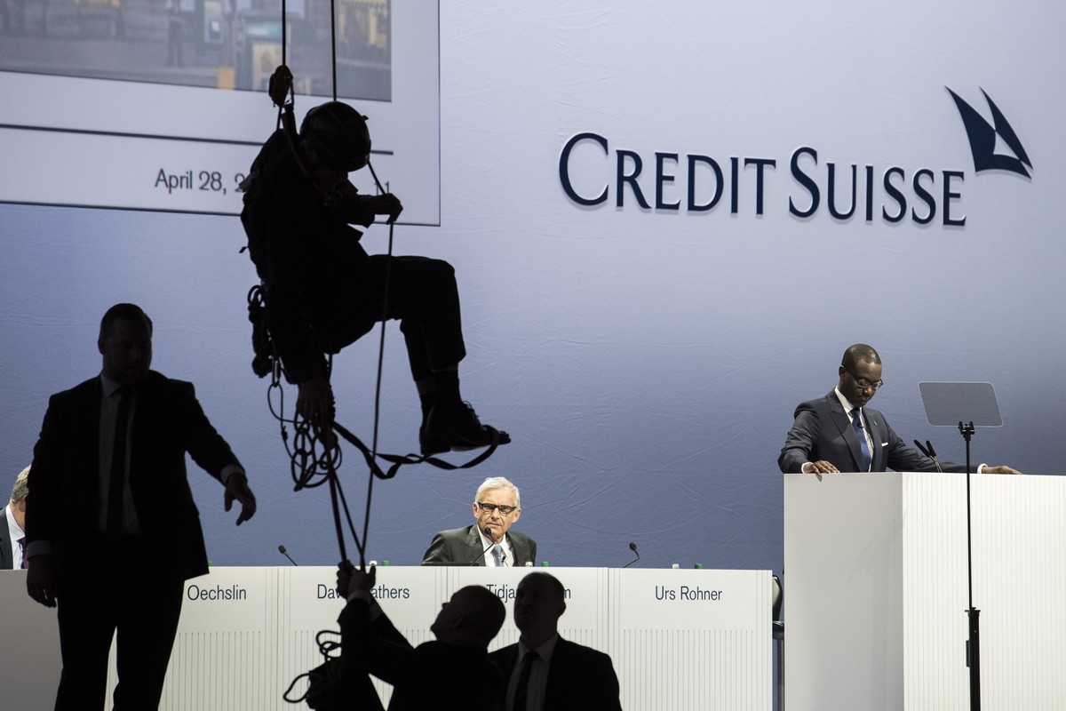 JAHRESRUECKBLICK 2017 - NATIONAL - Tidjane Thiam, CEO of Switzerland's second biggest bank Credit Suisse (CS), right, speaks next to Urs Rohner, president of the board, center, during the general ...