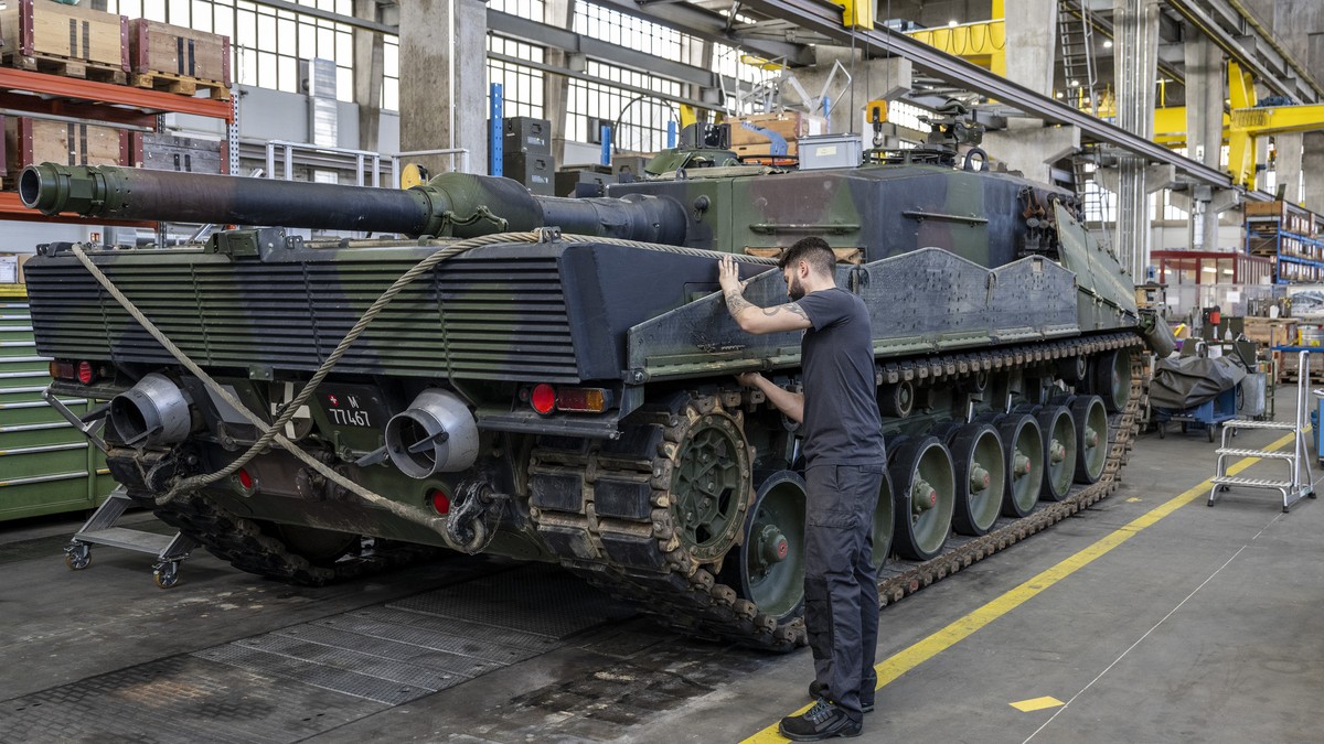 Ein Mechaniker wartet die Raupen an einem Panzer vom Typ Leopard 2 in einer Wartungshalle der RUAG, am Montag, 20. Maerz 2023, in Thun. (KEYSTONE/Peter Schneider)