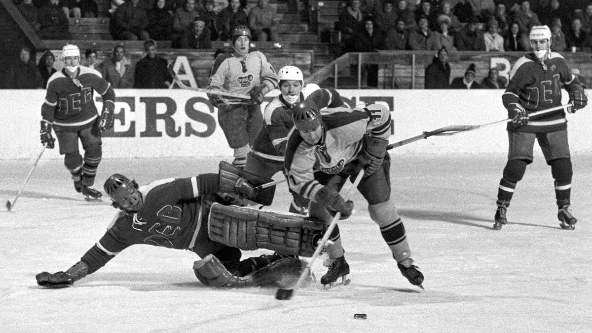 Dukla Jihlava, helles Dress, spielt Ende Dezember 1970 in Davos im Spengler Cup gegen die Duesseldorfer EG, dunkles Dress. (KEYSTONE/Str)