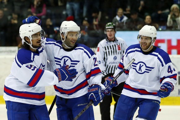 Kloten im Retro-Dress ohne Werbung. Einmal pro Saison ist es jedem NLA-Team erlaubt, aus besonderem Anlass mit speziellem Outfit aufzulaufen. 