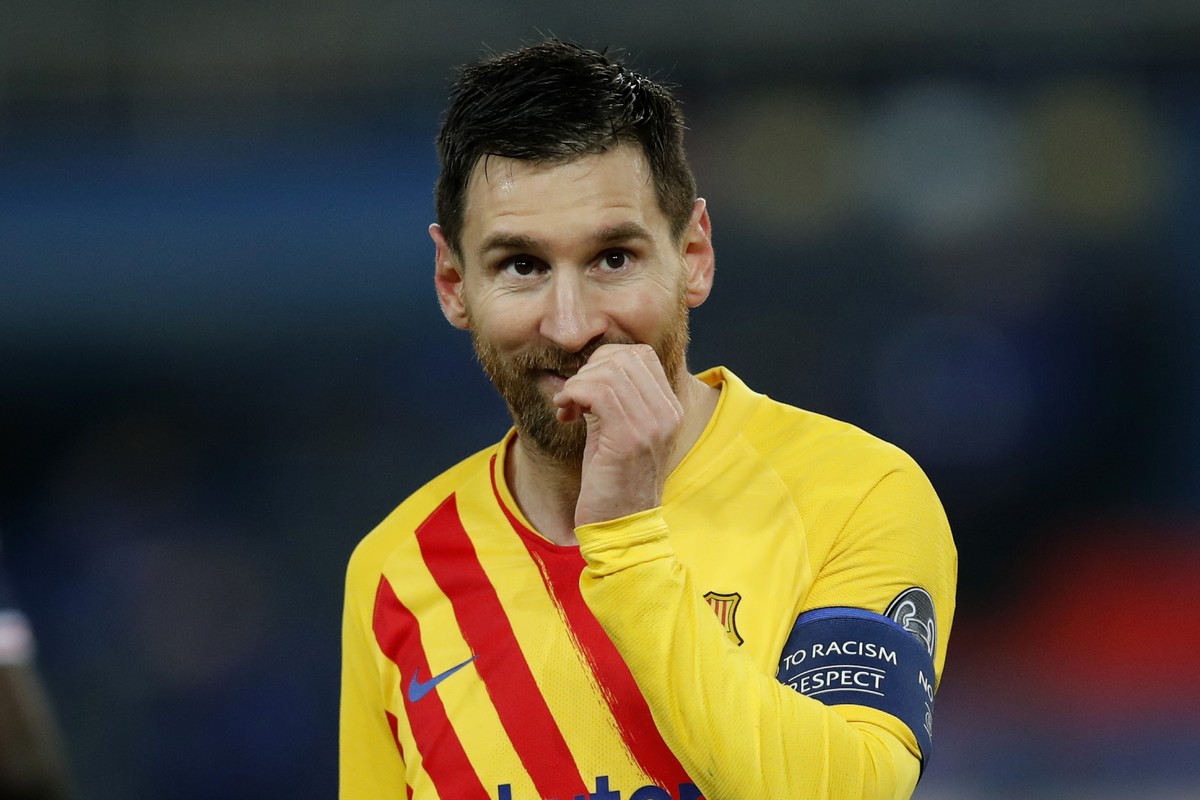 Barcelona's Lionel Messi reacts after a missed a penalty shot during the Champions League, round of 16, second leg soccer match between Paris Saint-Germain and FC Barcelona at the Parc des Prince ...