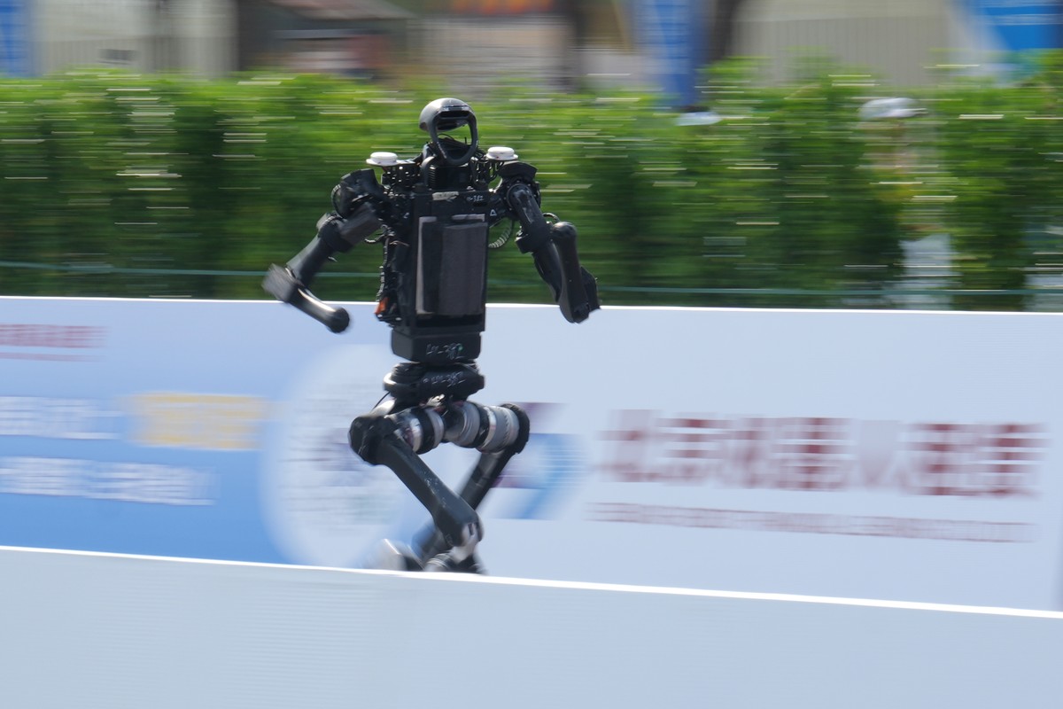 A robot runs as it competes in the Beijing E-Town Half Marathon and Humanoid Robot Half-Marathon on the outskirts of Beijing, Sunday, April 19, 2026. (AP Photo/Andy Wong)
China Robot Marathon
