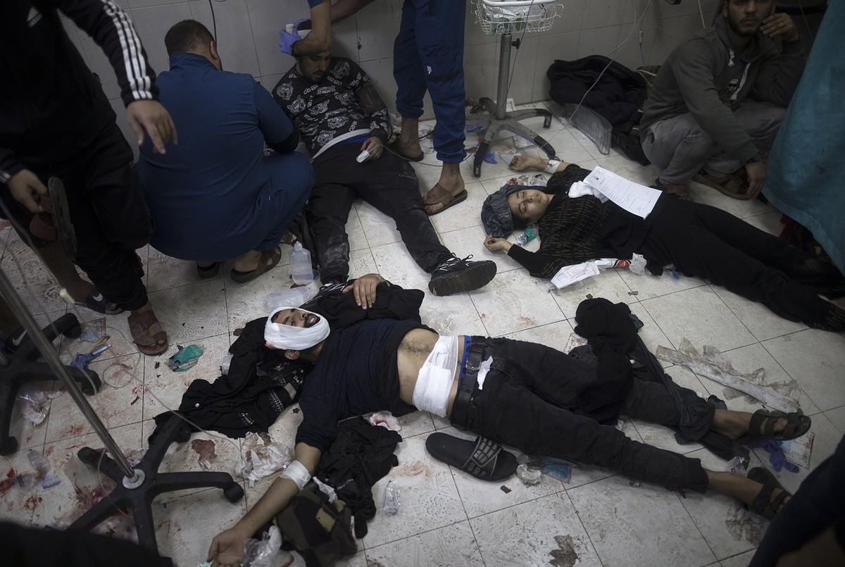 epa11011550 People wounded in Israeli air strikes on southern Gaza lie on the floor at Nasser Hospital in Khan Yunis, southern Gaza Strip, 05 December 2023. Israeli forces resumed military strikes on  ...