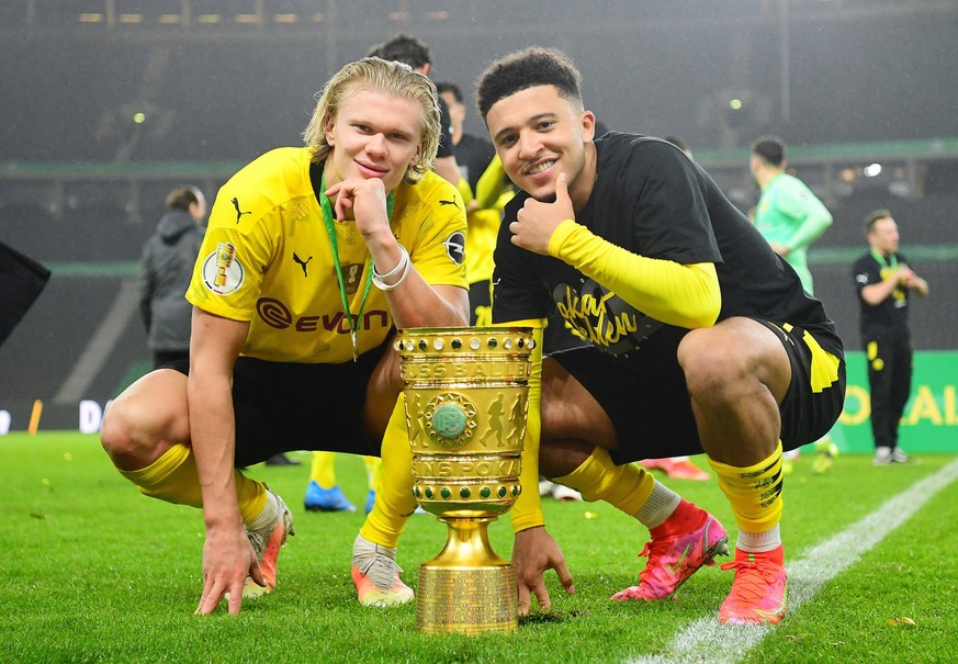 Fussball DFB-Pokalsieger 2021, Borussia Dortmund, v.l. Erling Haaland, Jadon Sancho mit Pokal Berlin, 13.05.2021, Fussball, DFB-Pokal, Finale, RB Leipzig - Borussia Dortmund 1:4, Foto: Groothuis/Witte ...