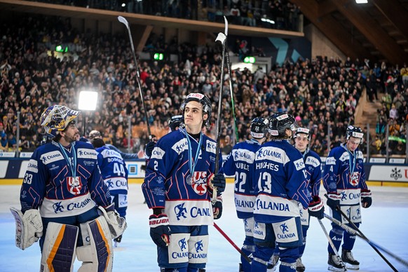 epa12619291 Selects' Gavin Mc Carthy and the team after losing the Spengler Cup finals ice hockey match between US Collegiate Selects and HC Davos, in Davos, Switzerland, 31 December 2025. EPA/ME ...