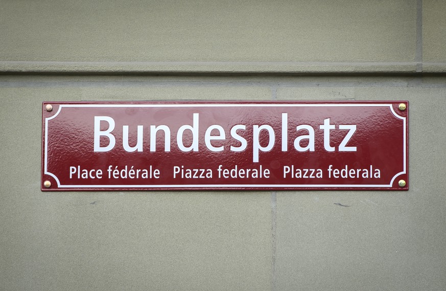 Das neue Strassenschild &quot;Bundesplatz&quot; fotografiert anlaesslich eines Point de Presse mit der Enthuellung eines neuen Strassenschildes am internationalen Tag der Muttersprache, am Freitag, 21 ...