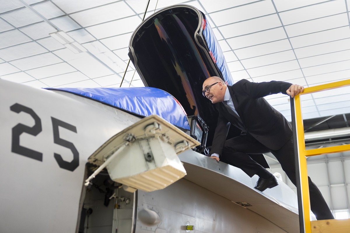 Bundesrat Martin Pfister schaut in das Cockpit eines F/A-18 Jet, bei einem Besuch in der Halle fuer die Wartung der F/A-18 Flugzeuge, waehrend einem Rundgang auf dem Militaerflugplatz Payerne, am Donn ...