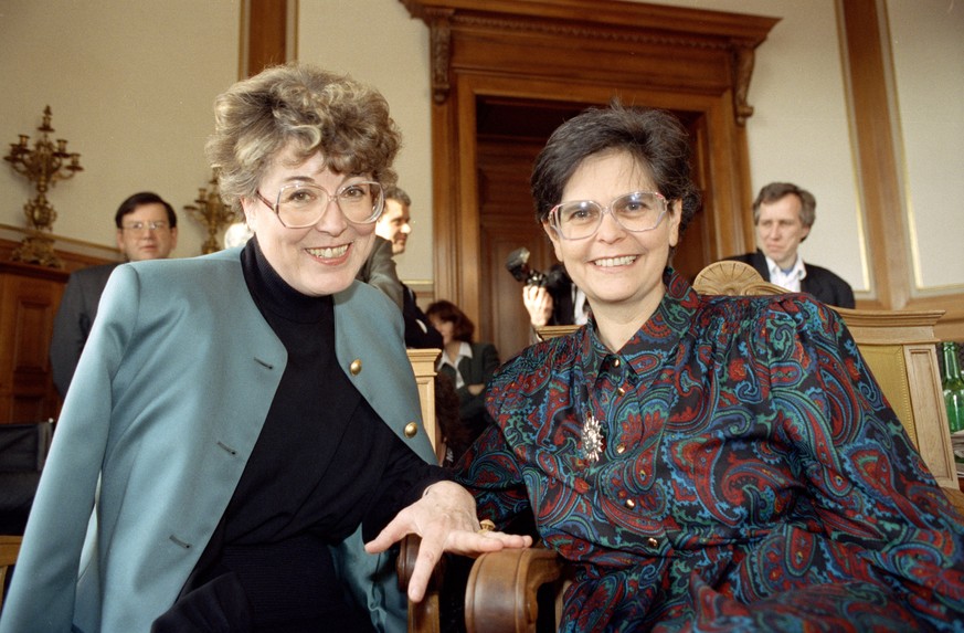 Die frisch gewählte SP-Bundesrätin Ruth Dreifuss am Tag ihrer Wahl vom 10. März 1993 zusammen mit der ersten weiblichen und nicht gewählten SP-Bundesratskandidatin von 1983 Lilian Uchtenhagen im Bundeshaus zu Bern.&nbsp;