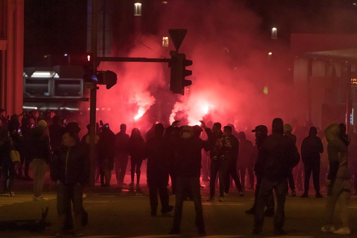 Jugendliche brennen Feuerwerkskoerper ab, am Freitag, 2. April 2021, in St. Gallen. In der St. Galler Innenstadt haben Jugendliche am Freitagabend die Polizei attackiert. Sie bewarfen die Einsatzkraef ...