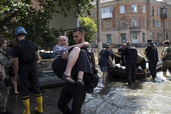 Residents are evacuated from a flooded neighborhood in Kherson, Ukraine, Wednesday, June 7, 2023 after the Kakhovka Dam was blown up.  Residents of southern Ukraine brace themselves for a second day of swelling…