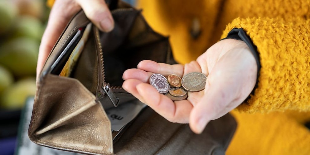 Das Volk hat am Sonntag über due 13. AHV-Rente abgestimmt. Diese wurde klar angenommen. Das bedeutet, dass Renterinnen und Rentner 
eine 13. Monatsrente bekommen. Wie diese finanziert werden soll ist  ...