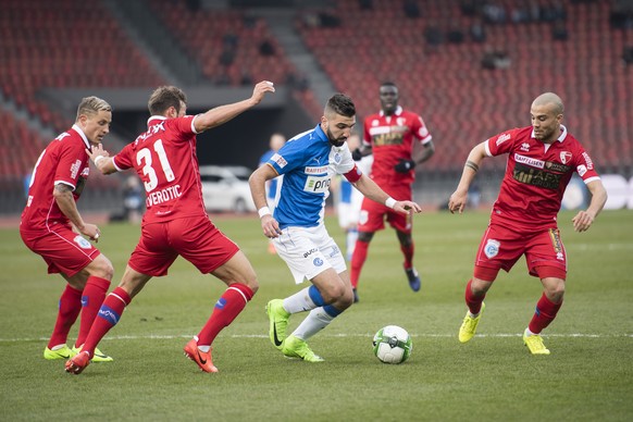 GCs Manus Dabbur, Mitte, spielt um den Ball mit Sittener Elsad Zverotic, links, und Sittener Nicolas Luechinger, rechts, am Super League Fussballspiel zwischen dem Grasshopper Club Zuerich und dem FC  ...