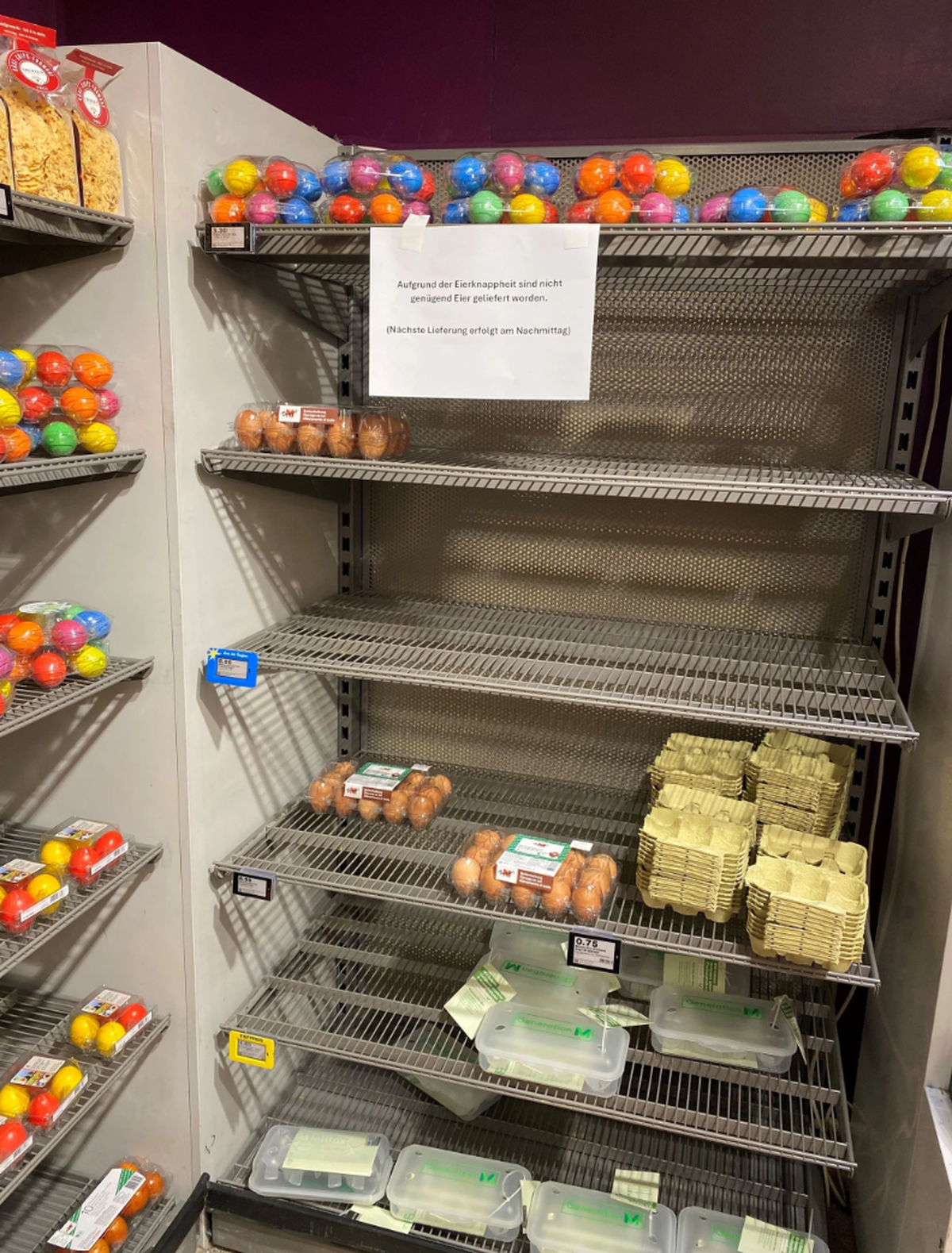 Nachschub ist unterwegs: Eierregal in der Migros Marktgasse in Bern.