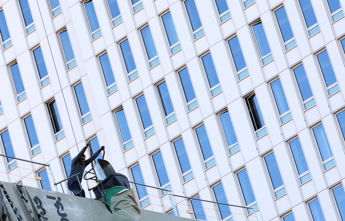 epa07131505 Workers at a construction site in Berlin, Germany, 30 October 2018. Germany's unemployment rate kept unchanged at a near 38-year low of 3.4 percent in September 2018. EPA/FELIPE TRUEB ...
