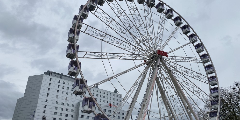 Das Riesenrad steht am Eingang zum BEA-Gelände.