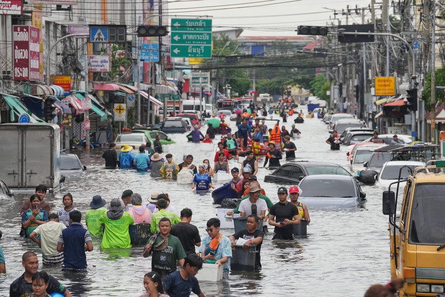 People wade through a flooded street after heavy rain in Bangkok, Thailand, Monday, Sept. 28, 2026. (AP Photo/Sakchai Lalit)
APTOPIX Thailand Extreme Weather Floods