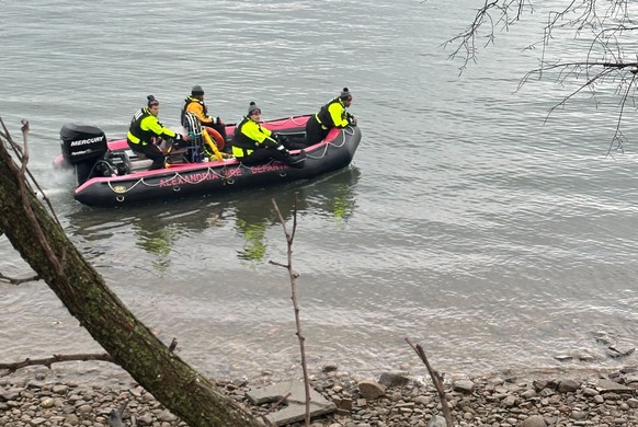 Members of the Alexandria Fire Department search for wreckage from the crash near Ronald Reagan Washington National Airport along the Potomac River in Alexandria, Va., Friday, Jan. 31, 2025. (AP Photo ...